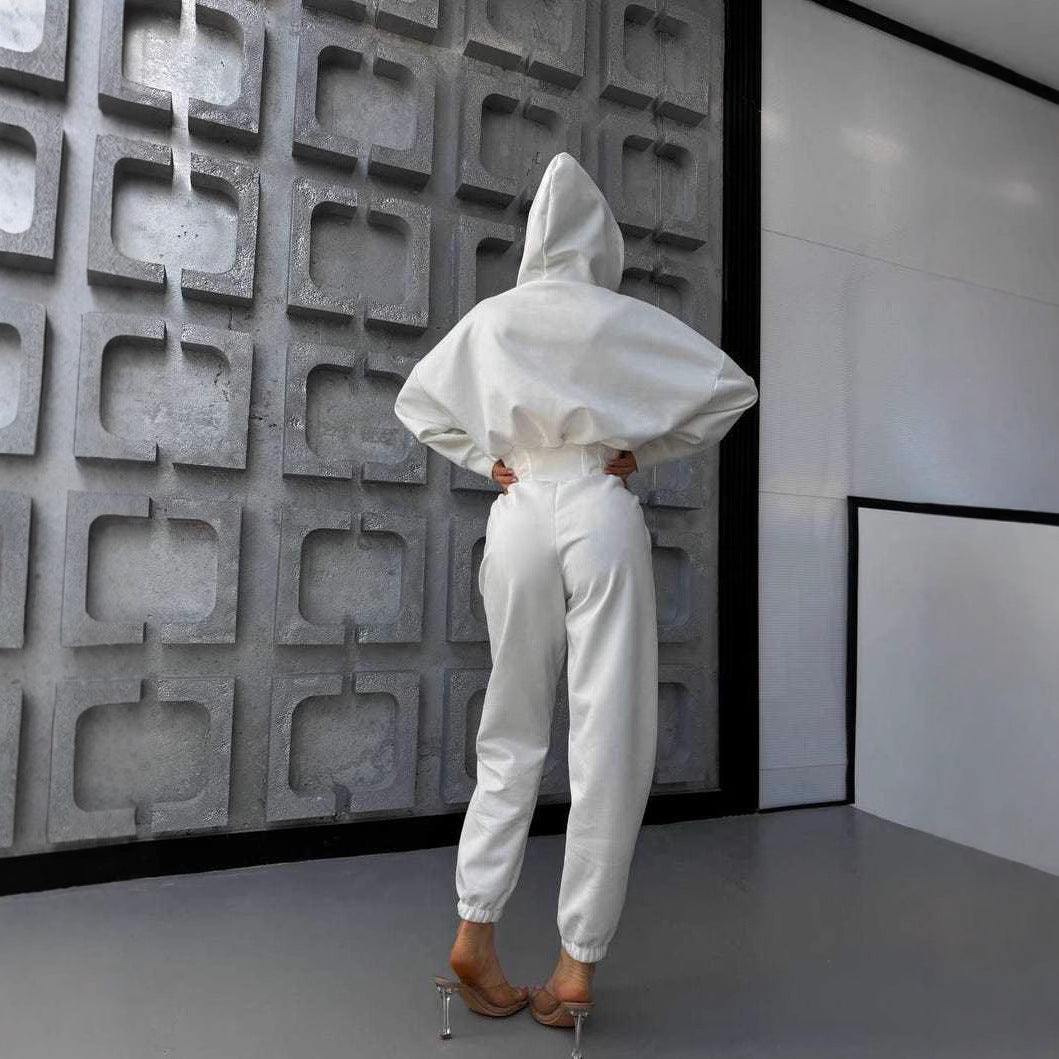 Kvinders jumpsuit med dyb udskæring og hætte Skovae