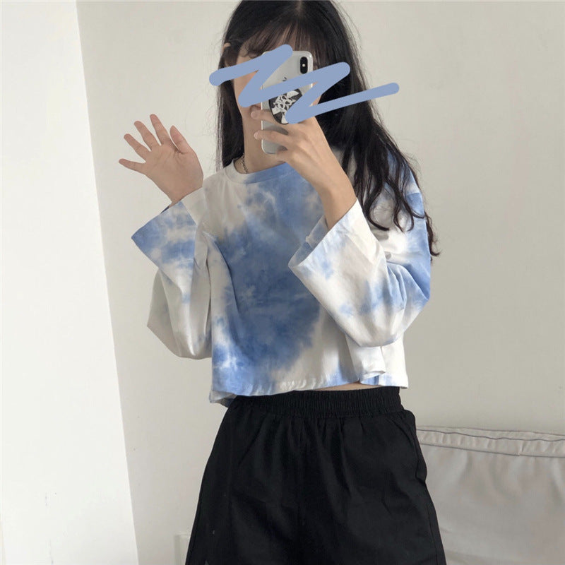 Kvindernes cropped sweatshirt med moderne batikdesigns og afslappet snit