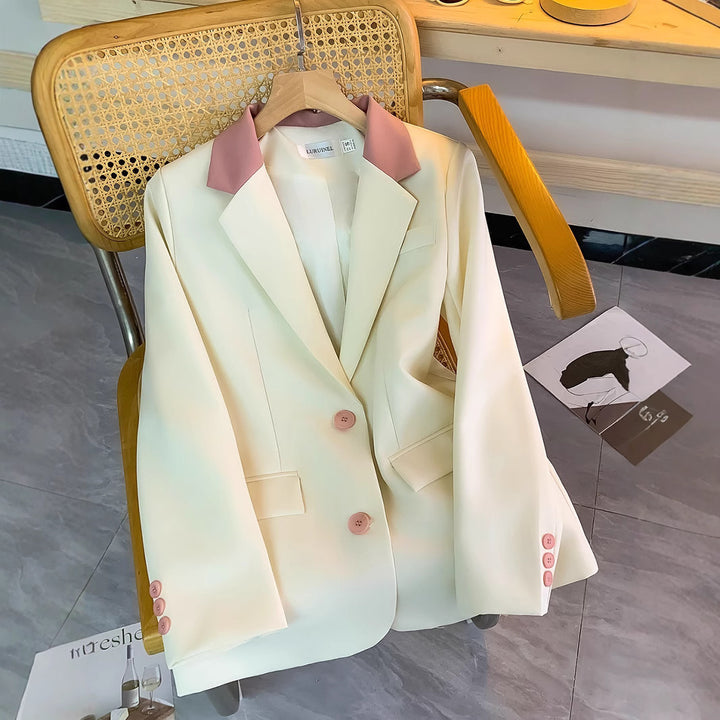 Kvindernes stilfulde blazer med elegant krave og særlige knapdetaljer Stilla