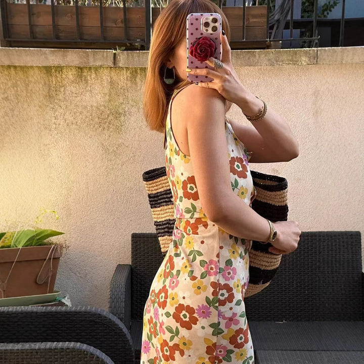 Dame maxikjole med blomstret print og feminine detaljer Stilla
