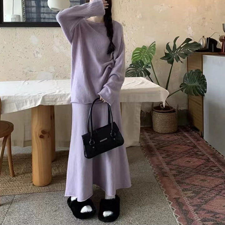 Kvinders strikkjole i et afslappet off-shoulder design med en bred pasform