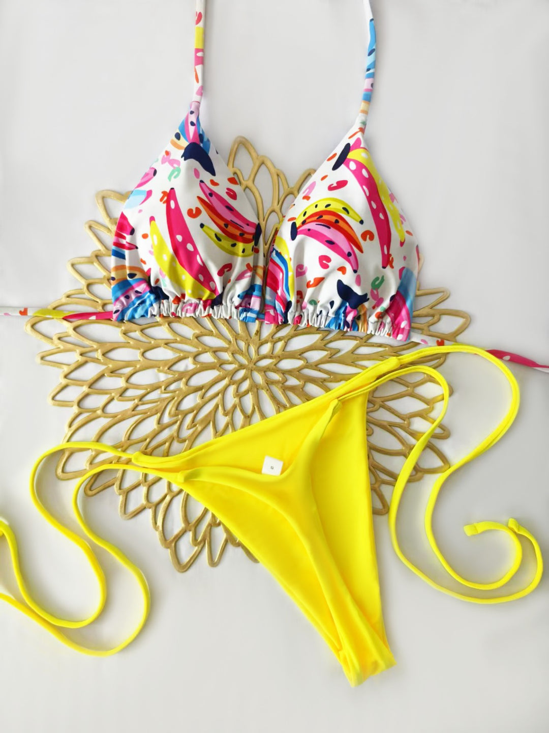 Dame bikini-sæt med farverigt frugtmønster og sidelæns knude Skovae