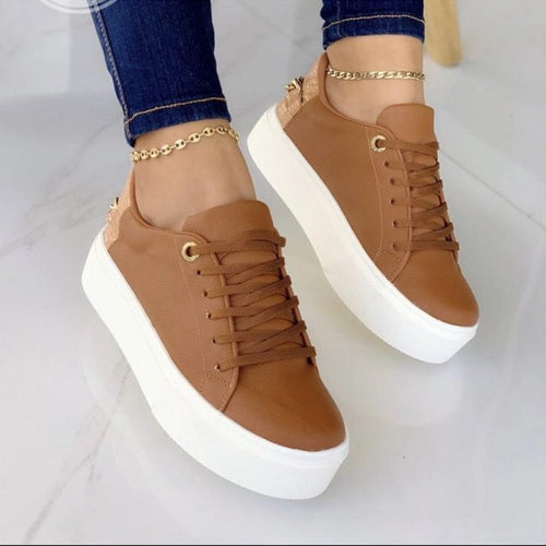 Dame sneakers med komfortabel plateau sål og modige detaljer Stilla
