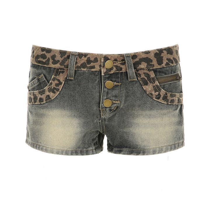 Dame shorts i moderigtigt leopardmønster med dekorative knapdetaljer Skovae