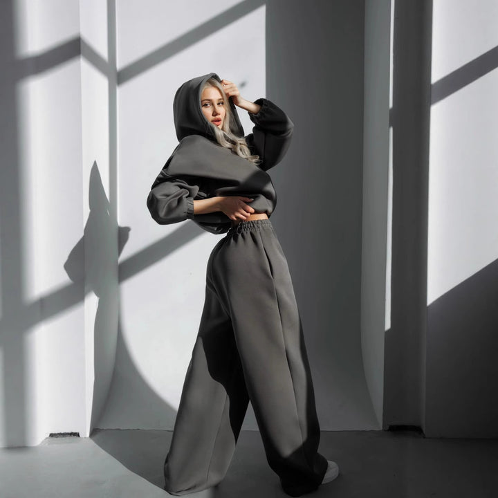 Kvindernes sporty cropped hoodie med innovativ finish Skovae