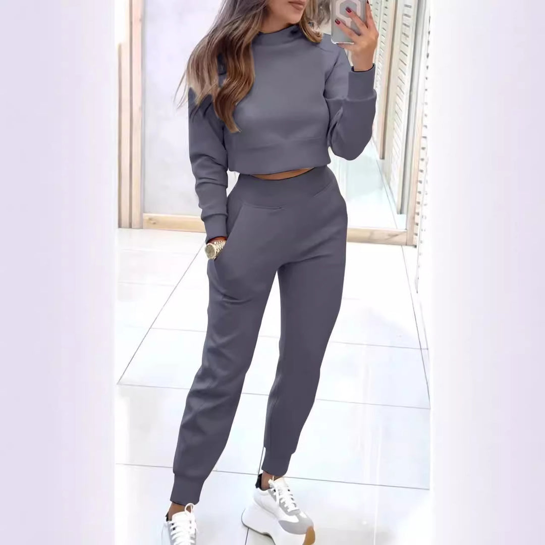 Kvinders sporty sæt lavet af hyggeligt bomuldsstof med stilfuld cropped top og elastisk taljebånd Stilla