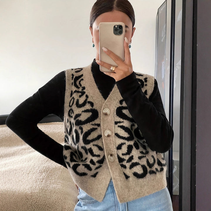Dame strikket vest med elegant leopardmønster og knapper af høj kvalitet Stilla