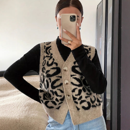 Dame strikket vest med elegant leopardmønster og knapper af høj kvalitet Stilla
