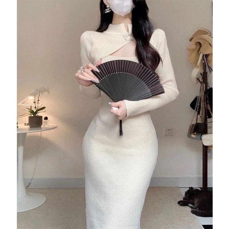 Kvinders elegante midi kjole med asymmetrisk udskæringsdesign og struktureret strik