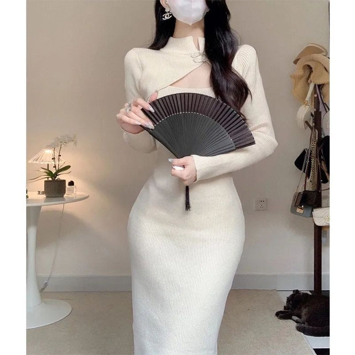 Kvinders elegante midi kjole med asymmetrisk udskæringsdesign og struktureret strik