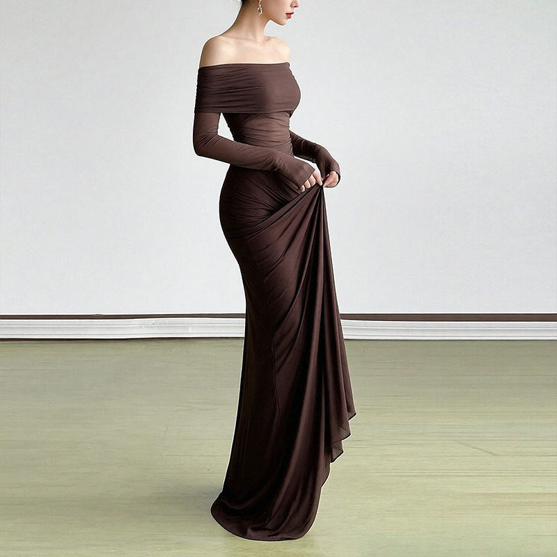 Kvindernes elegante off-shoulder maxikjole med flæsedetaljer og lange ærmer Stilla