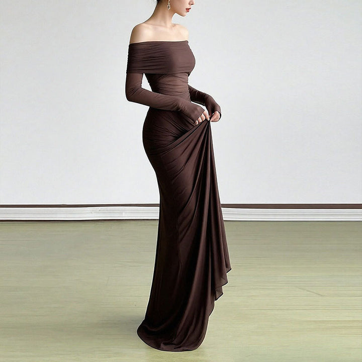 Kvindernes elegante off-shoulder maxikjole med flæsedetaljer og lange ærmer Stilla