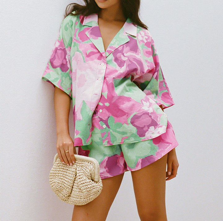Dame afslappet sæt bestående af oversized bluseoverdel og shorts med blomstermønster Stilla