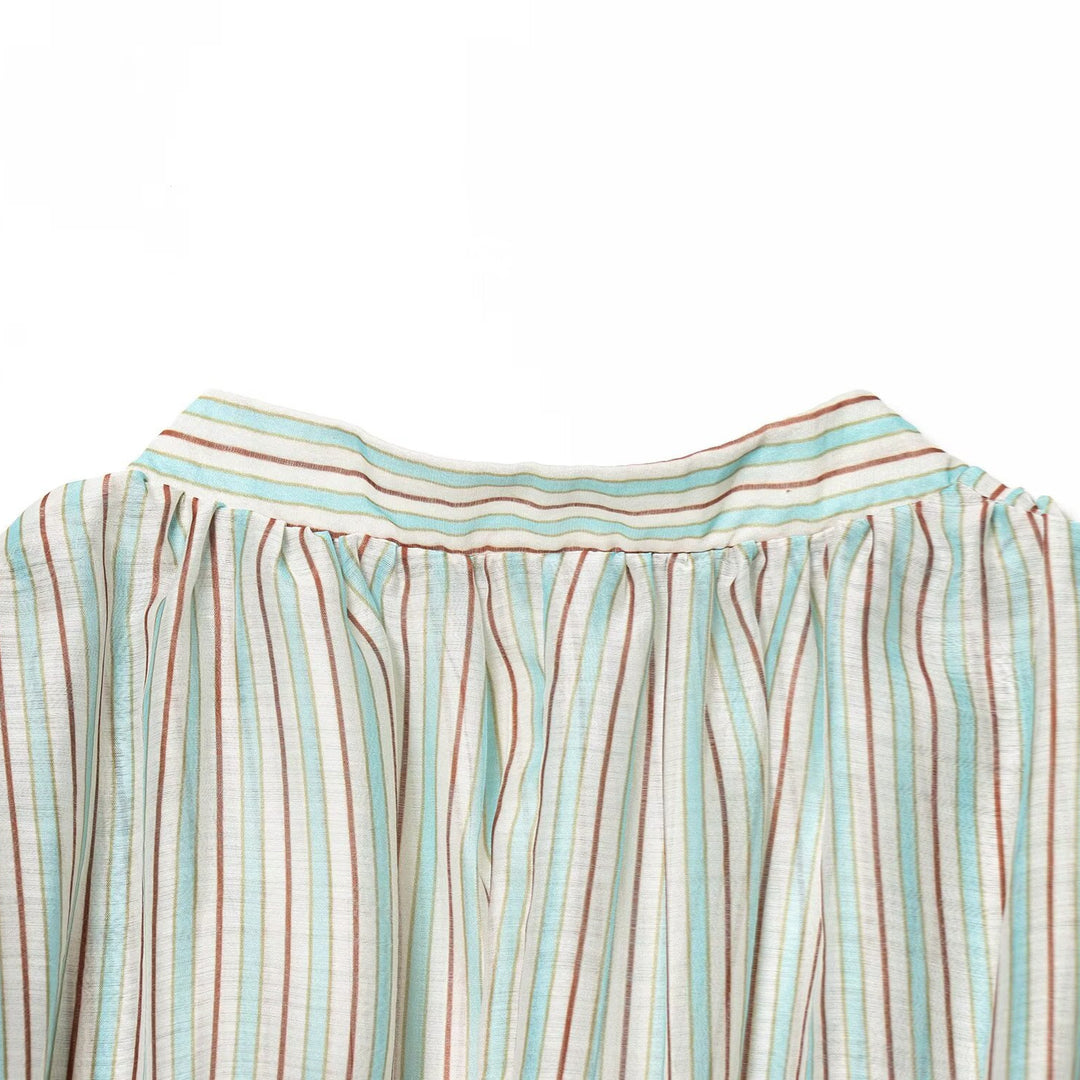 Damebluse med dyb V-udskæring og elegante ruffles detaljer Skovae