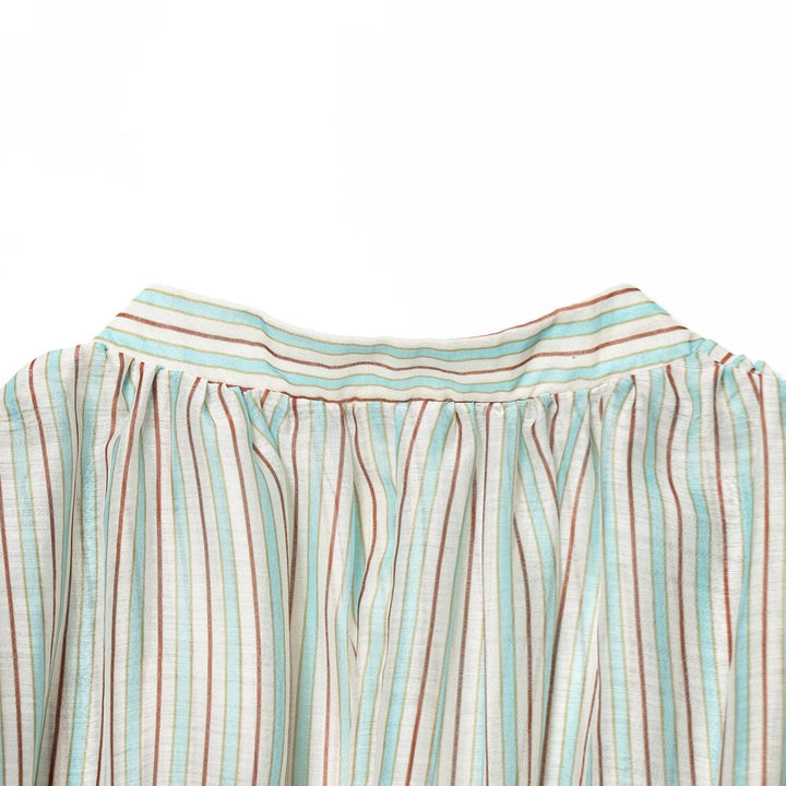 Damebluse med dyb V-udskæring og elegante ruffles detaljer Skovae