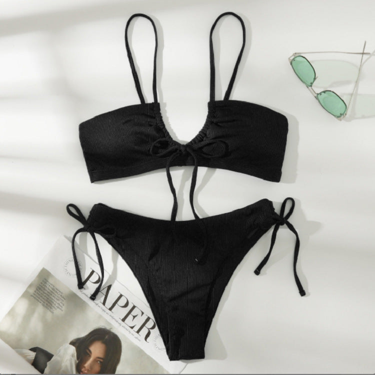Dame todelt bikini med justerbar overdel og raffinerede volangdetaljer Stilla