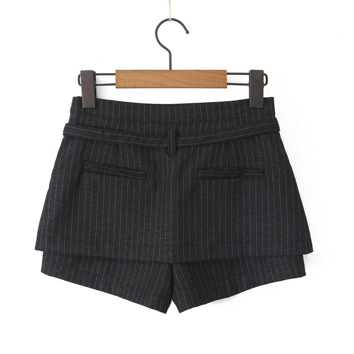 Dame elegante shorts med fine nålestriber og justérbart bælte Stilla