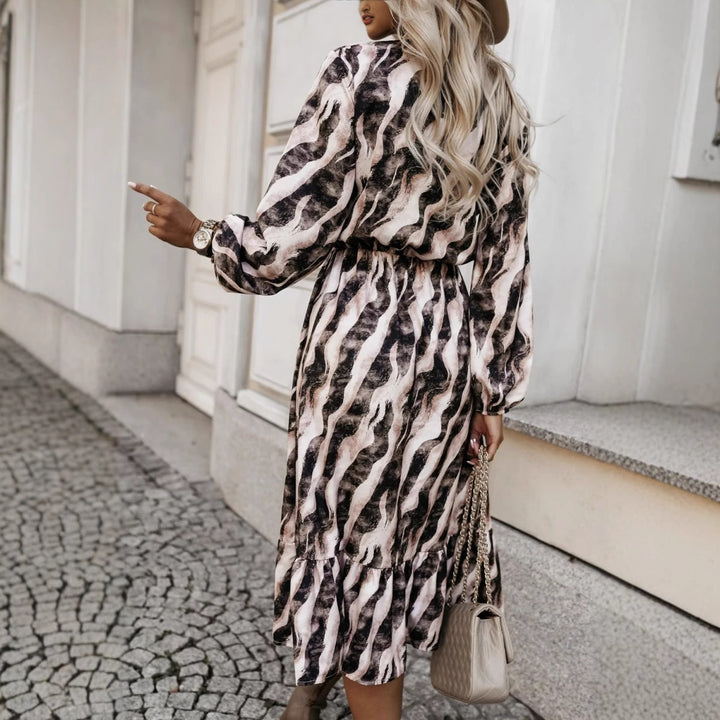 Dame Maxim-kjole med raffineret omslagsdesign og fashionable accenter Stilla