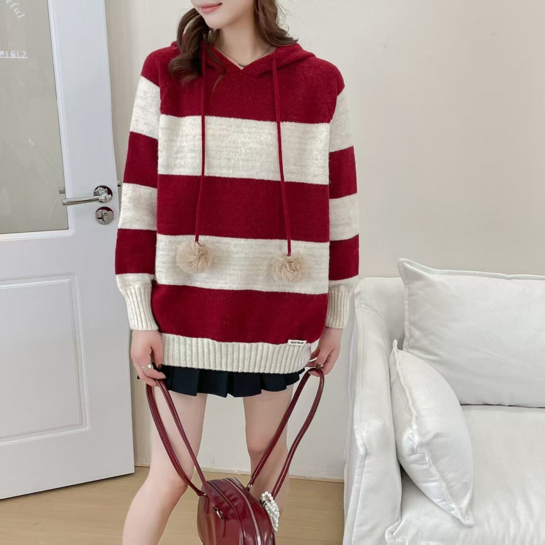 Kvinders hyggelige hættetrøje med stribet design og trendy pom pom.