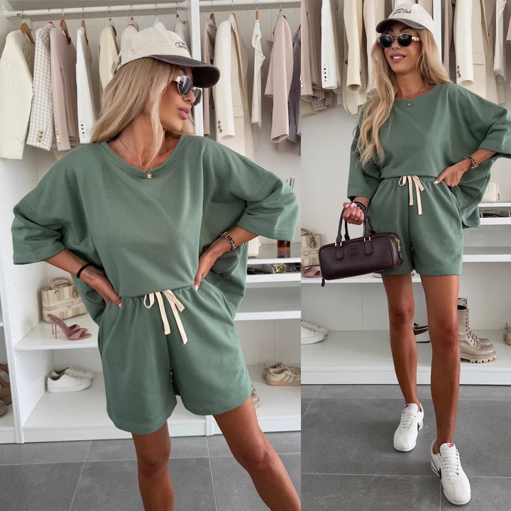 Dame casual sæt bestående af oversized t-shirt og shorts med justerbar talje snor Skovae