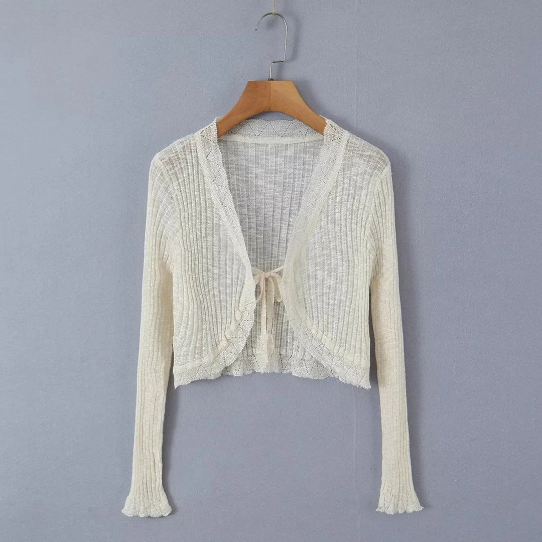 Dame cropped strikjakke med fint ribdesign og sarte spidsdetaljer Stilla