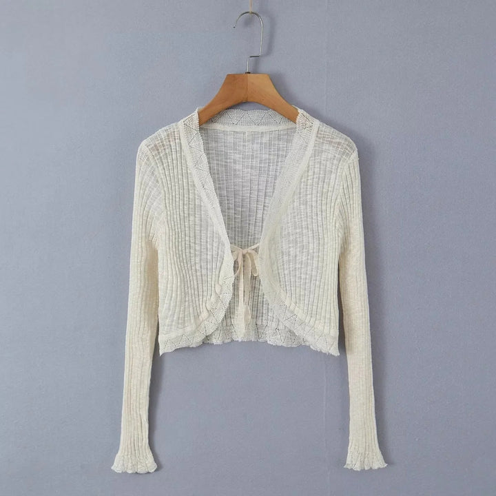 Dame cropped strikjakke med fint ribdesign og sarte spidsdetaljer Stilla