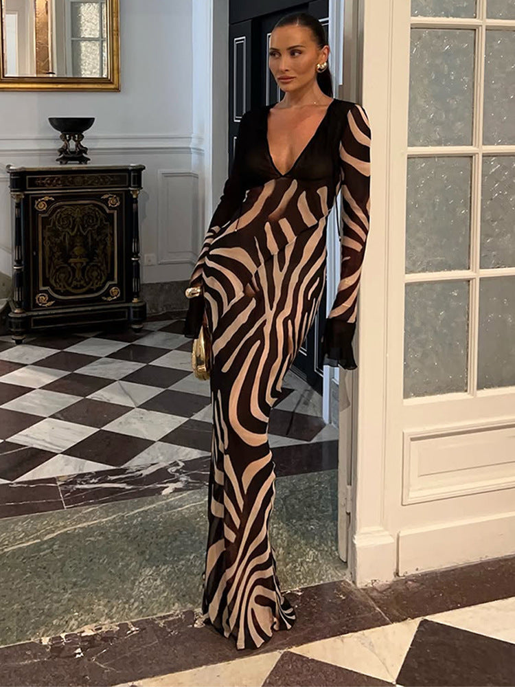 Dame maxikjole med asymmetrisk snit og elegant zebra-design Stilla