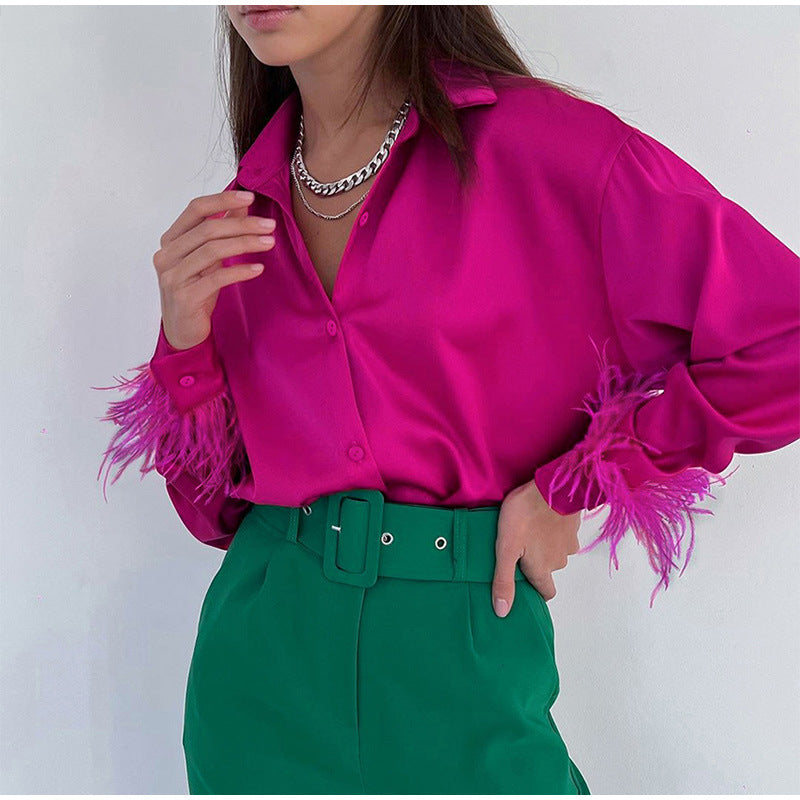 Damebluse med farverige fjer og elegant snit Skovae