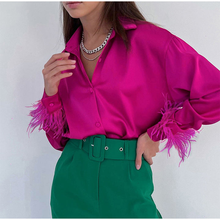 Damebluse med farverige fjer og elegant snit Skovae