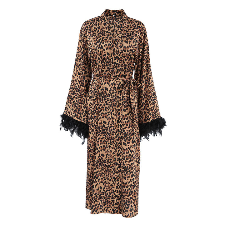 Dame Kimono-robe med dyreagtigt leopardmønster og sarte fjerdetaljer Stilla