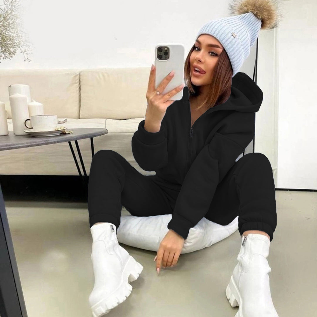 Kvinders hætte jumpsuit lavet af fleece af høj kvalitet med praktisk lynlås og elastisk talje Skovae