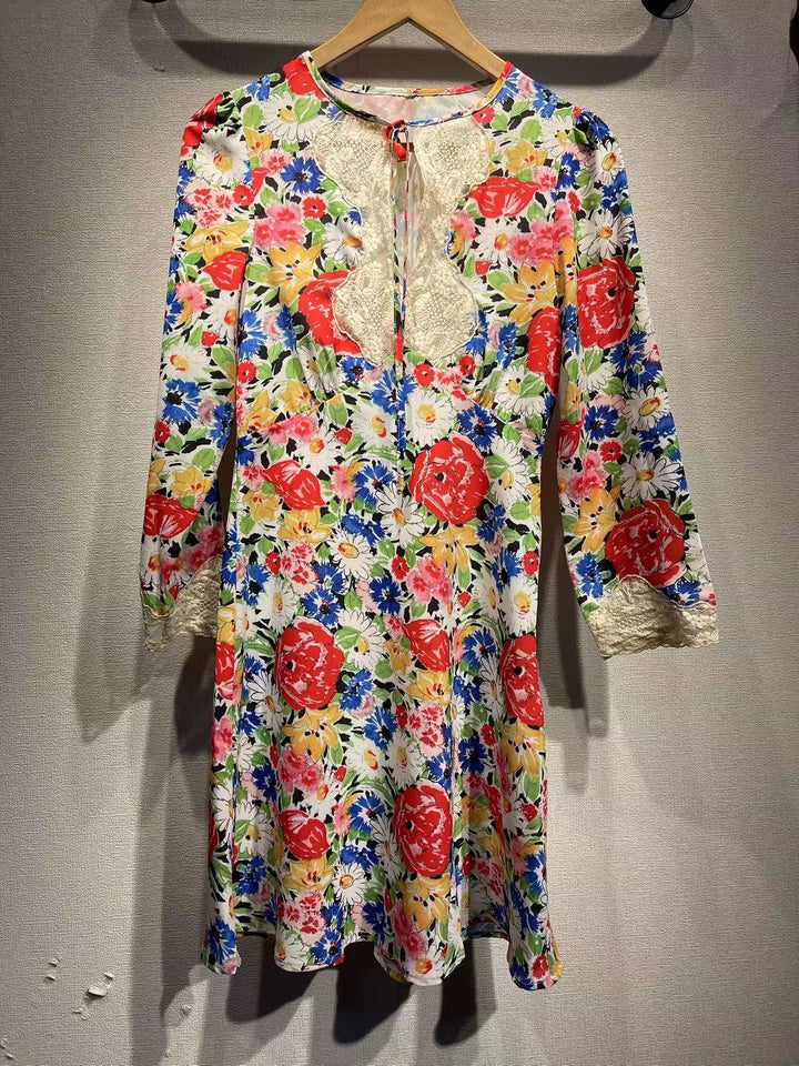 Dame forårskjole med floral blondeindsats og charmerende ærmedetaljer Stilla