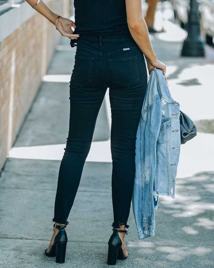 Dame High-Waist Jeans i moderne snit med knapdetalje og frynset kant Stilla