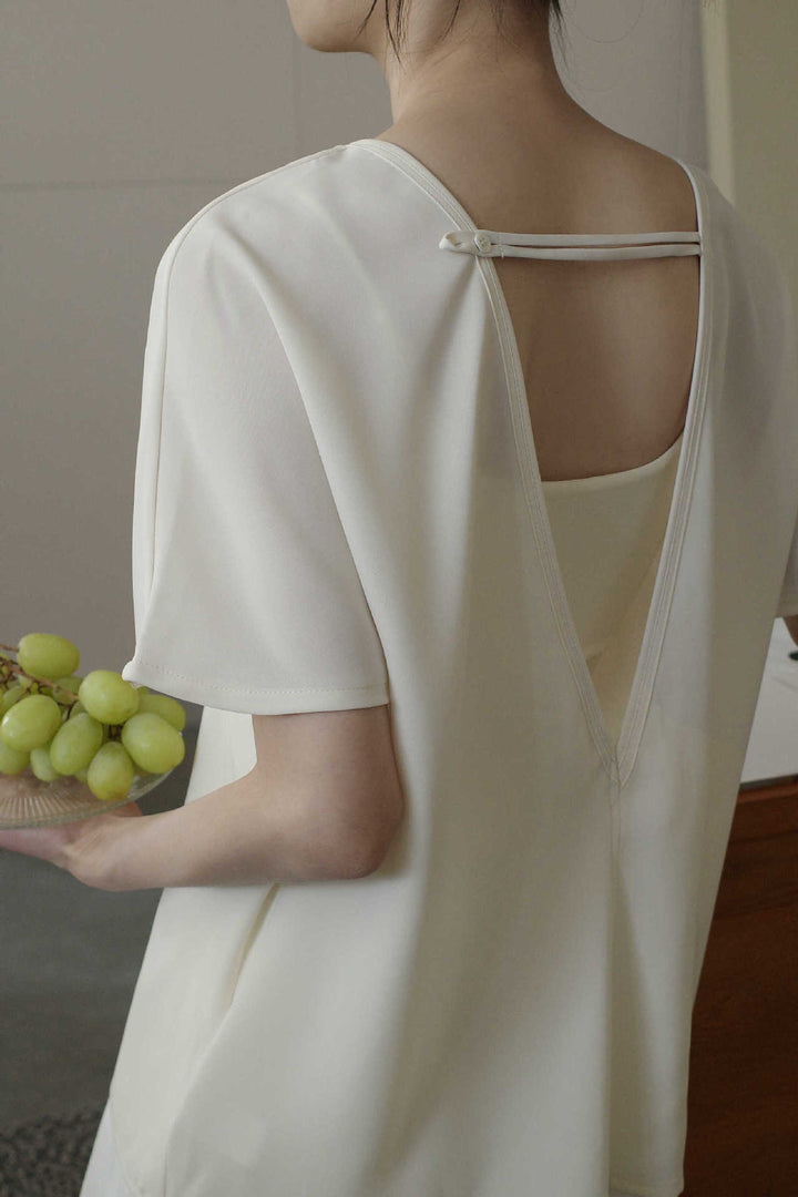 Dame elegant kortærmet top med feminint V-halsudskæring og høj kvalitet chiffon detalje Stilla