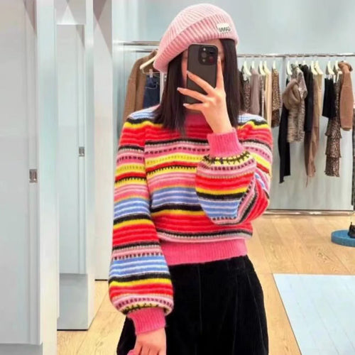 Dame sweater med farverigt stribet design og voluminøse ærmer Stilla