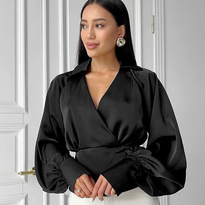 Damebluse i vippestil med voluminøse ærmer og elegant satin-finish Stilla