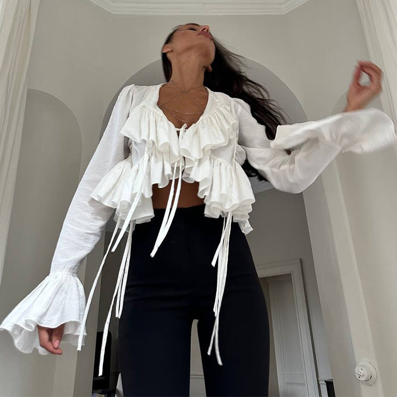 Dame modebluse med flæser Stilla