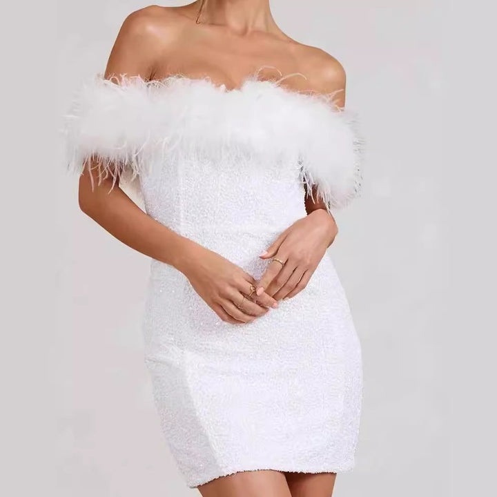 Kvinder Elegant Mini Kjole med Off-Shoulder Design og Fjer-Pyntede Elementer