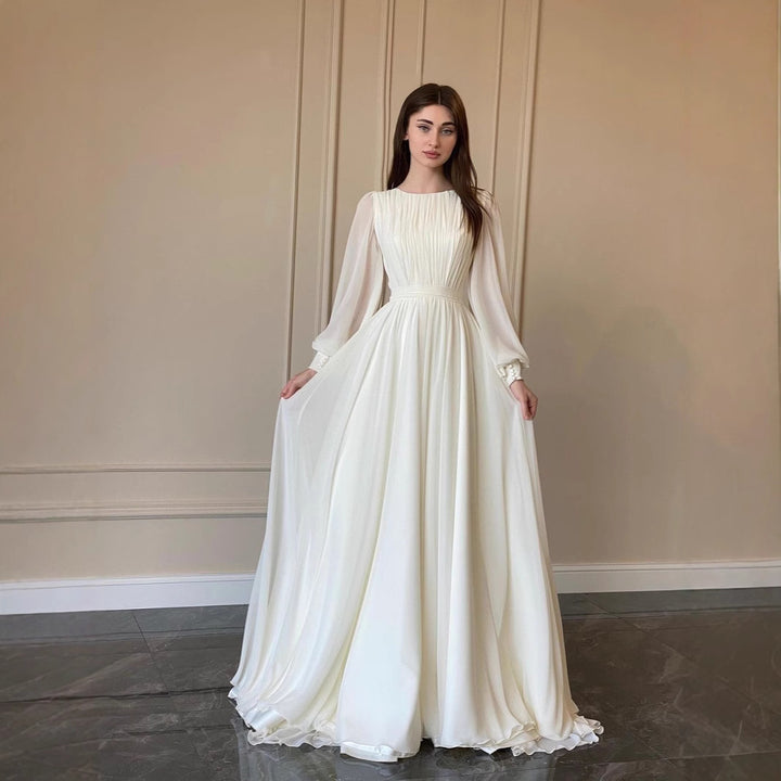 Dame brudekjole med elegante flæsedetaljer og flydende snit Stilla