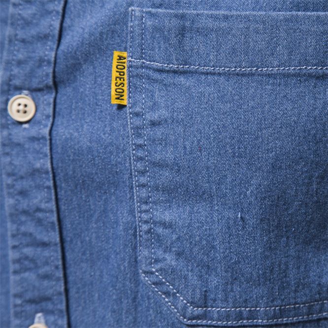 Herrer nan smal skåret denim skjorte med kentkrave og påsyede brystlommer Skovae