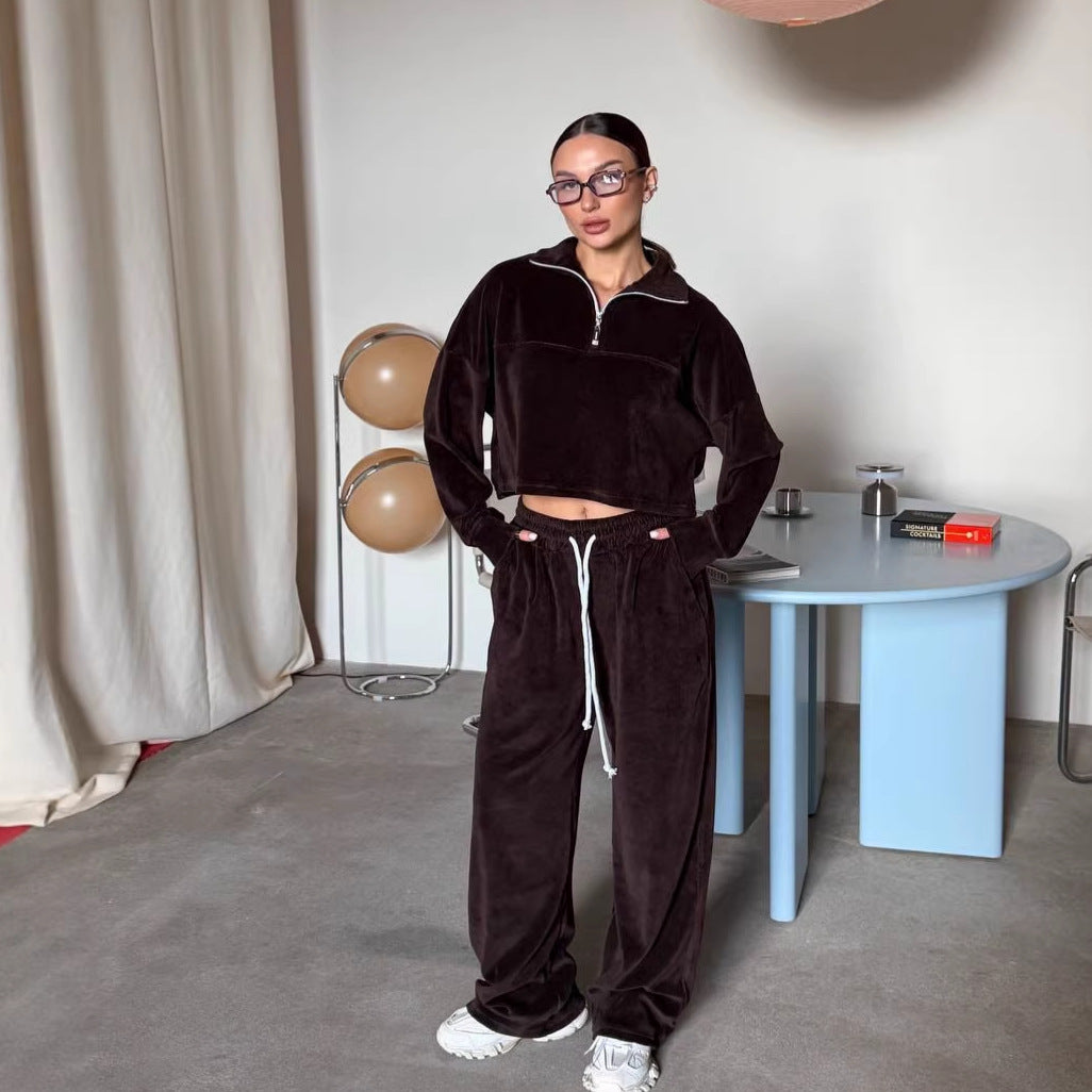 Kvindernes cropped sweatshirt med halvmeter lynlås og brede bukser Skovae