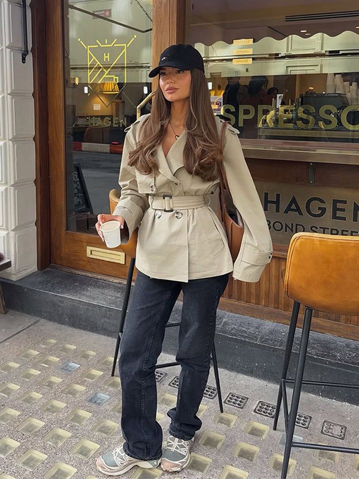 Dame trenchcoat med elegante detaljer og taljeret pasform Stilla