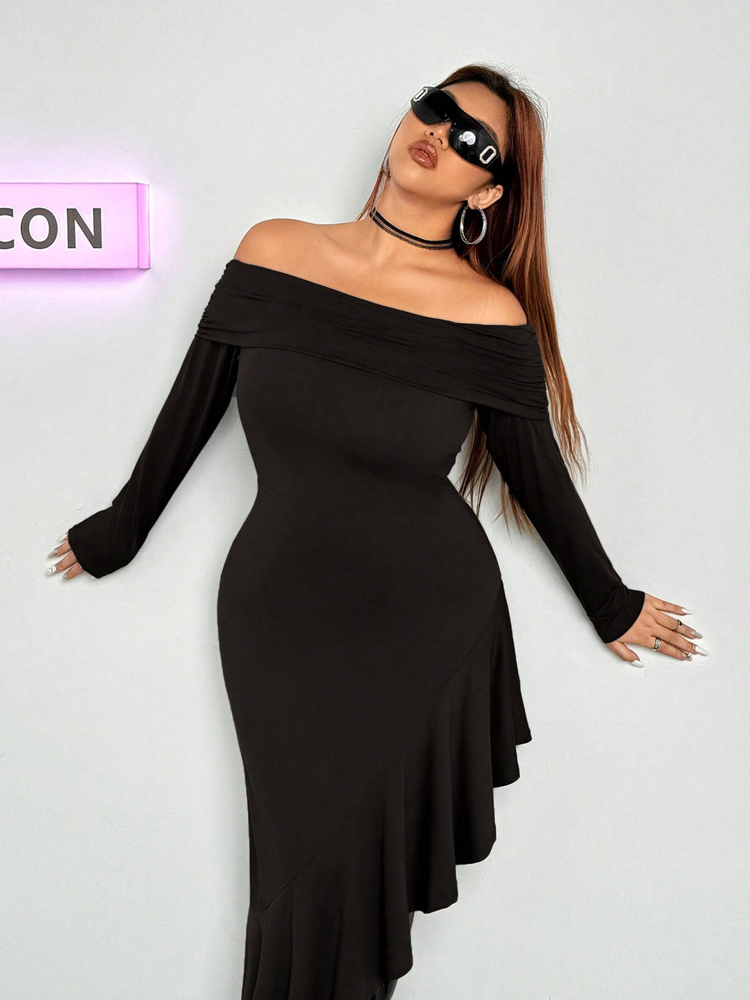 Dame elegant off-shoulder minikjole med asymmetrisk kant og flæsedetaljer Stilla