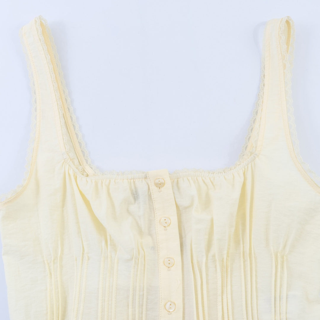Dame-crop-top med fine folder og dekorknapper Skovae