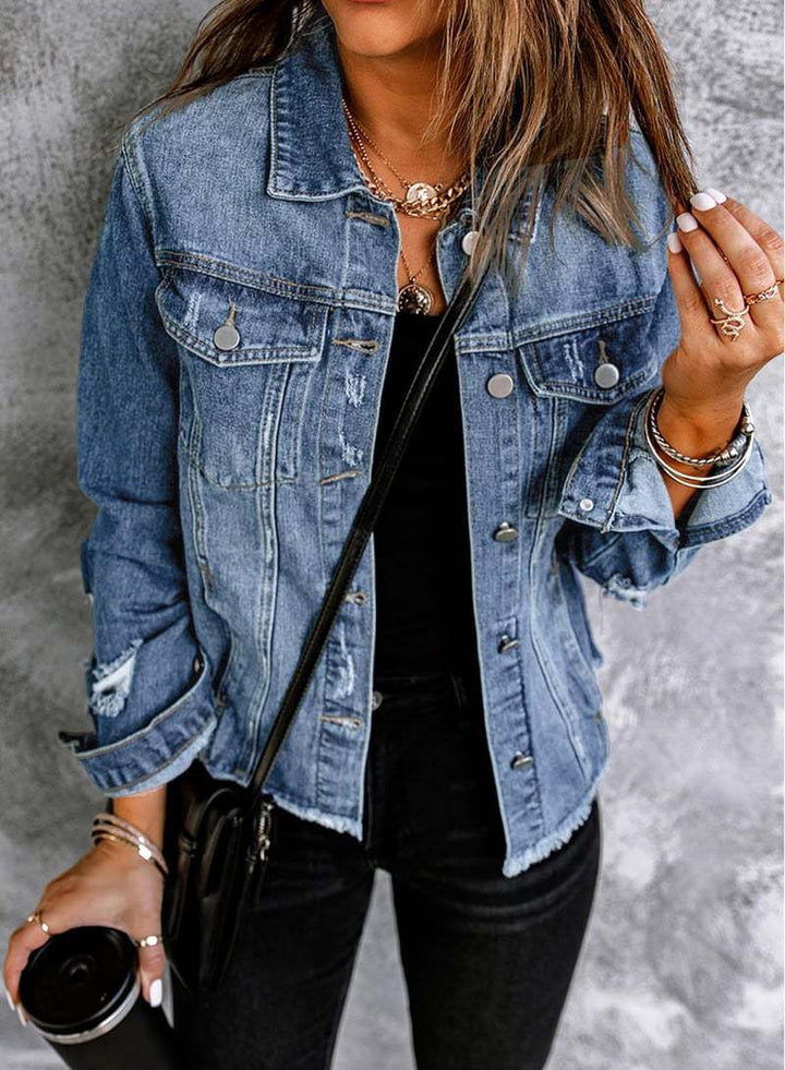 Kvinders afslappede denimjakke med slidte detaljer og klassisk snit Stilla