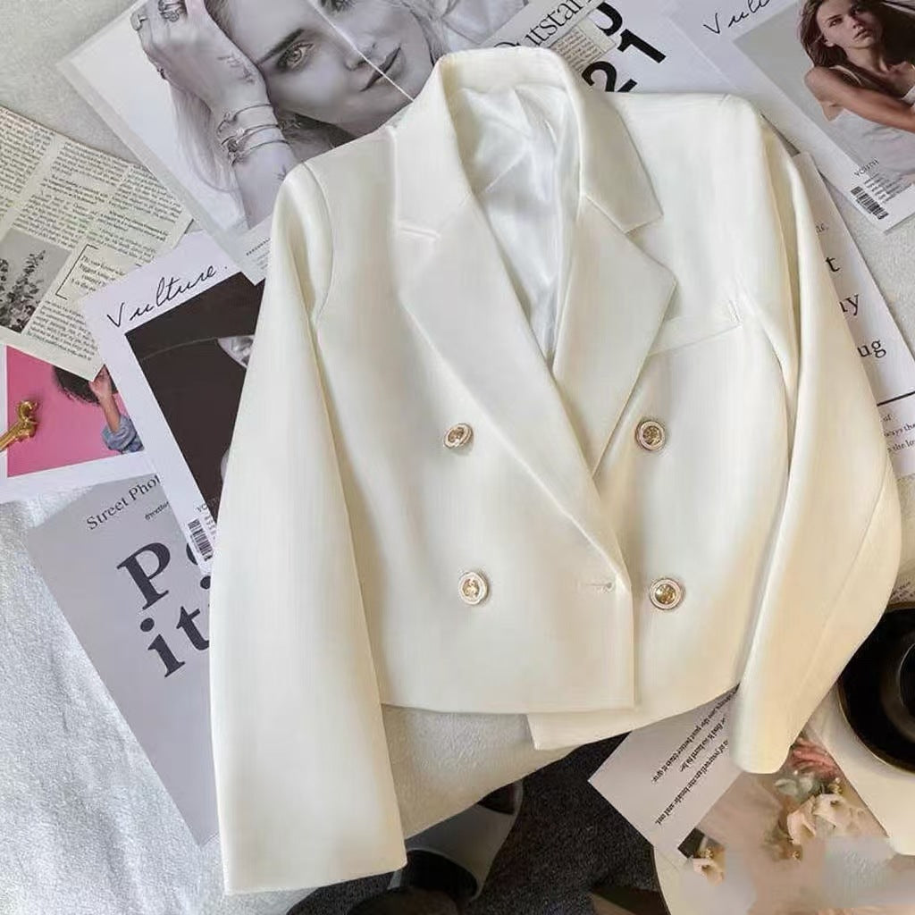 Kvinders kortskåret blazer med dekorative knapper Stilla