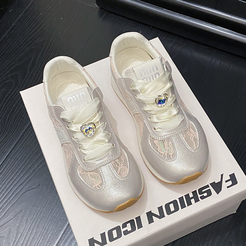 Dame Sporty Sneakers med elegante satin-snørebånd og glitrende design Stilla