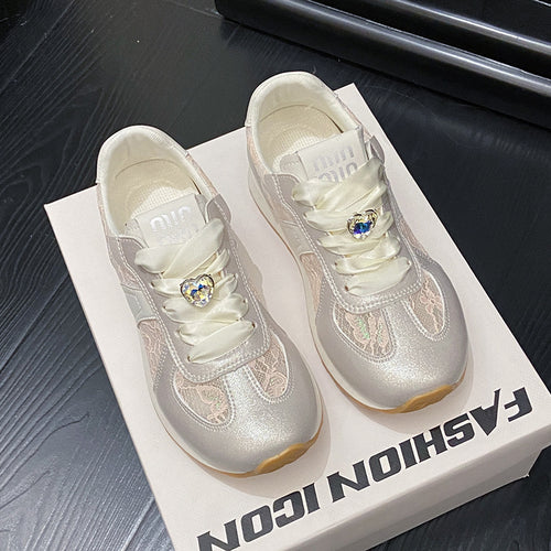 Dame Sporty Sneakers med elegante satin-snørebånd og glitrende design Stilla