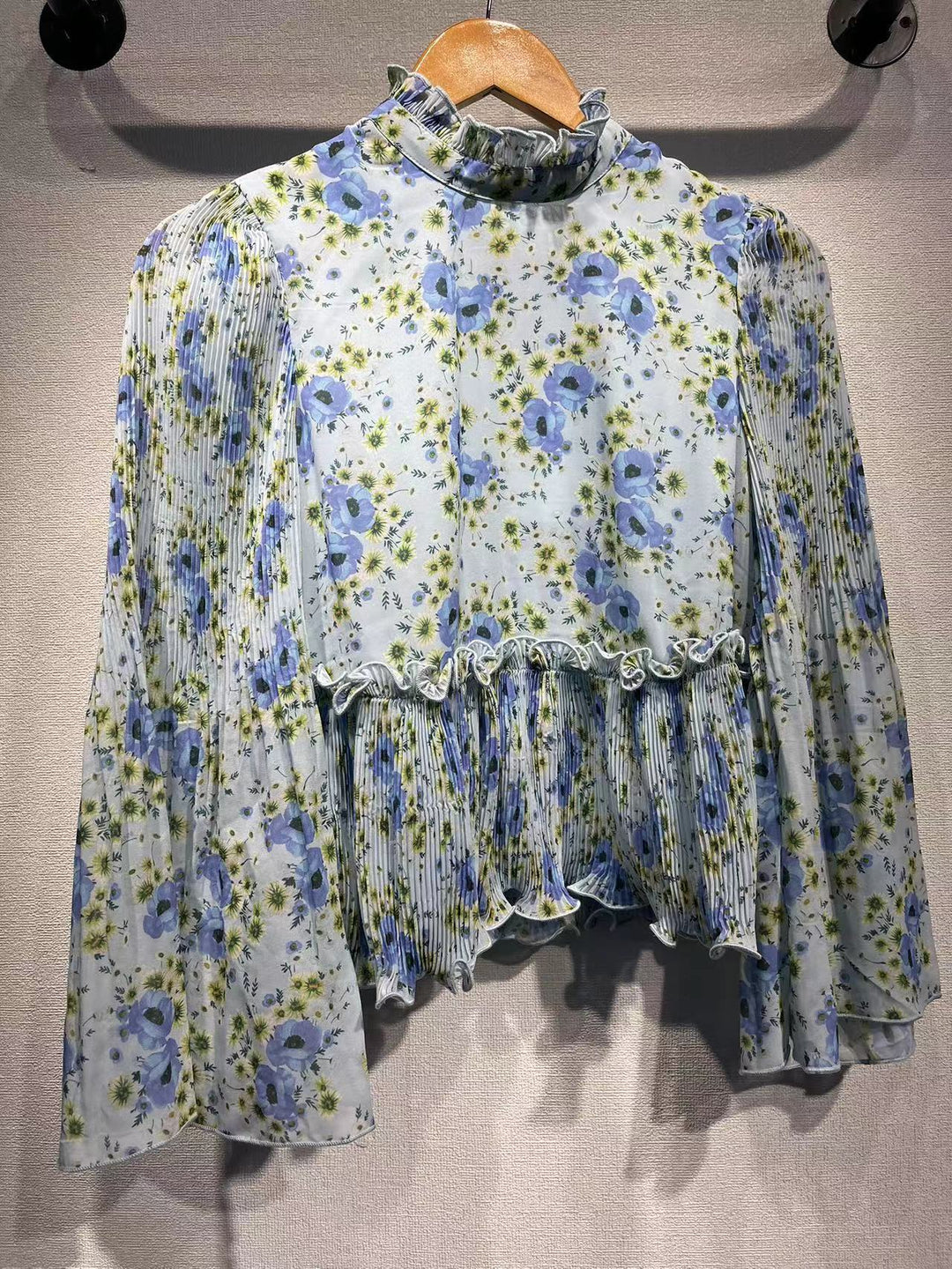 Damebluse med blomsterdesign og elegante plisséærmer Stilla