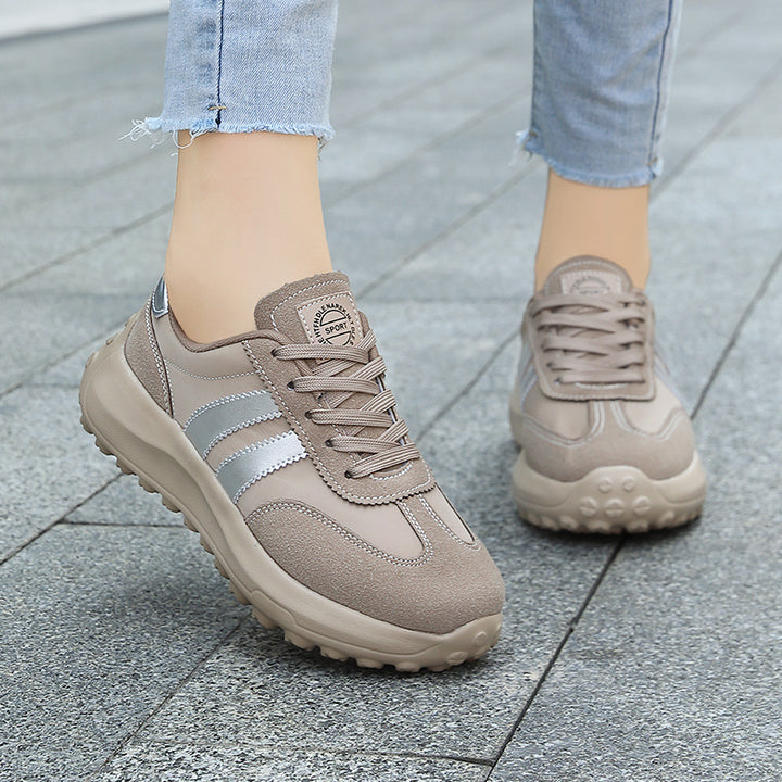 Dame nan retroorienteret city-sneaker med groft sål, polstret komfort fodseng og ruskindsdetalje Skovae
